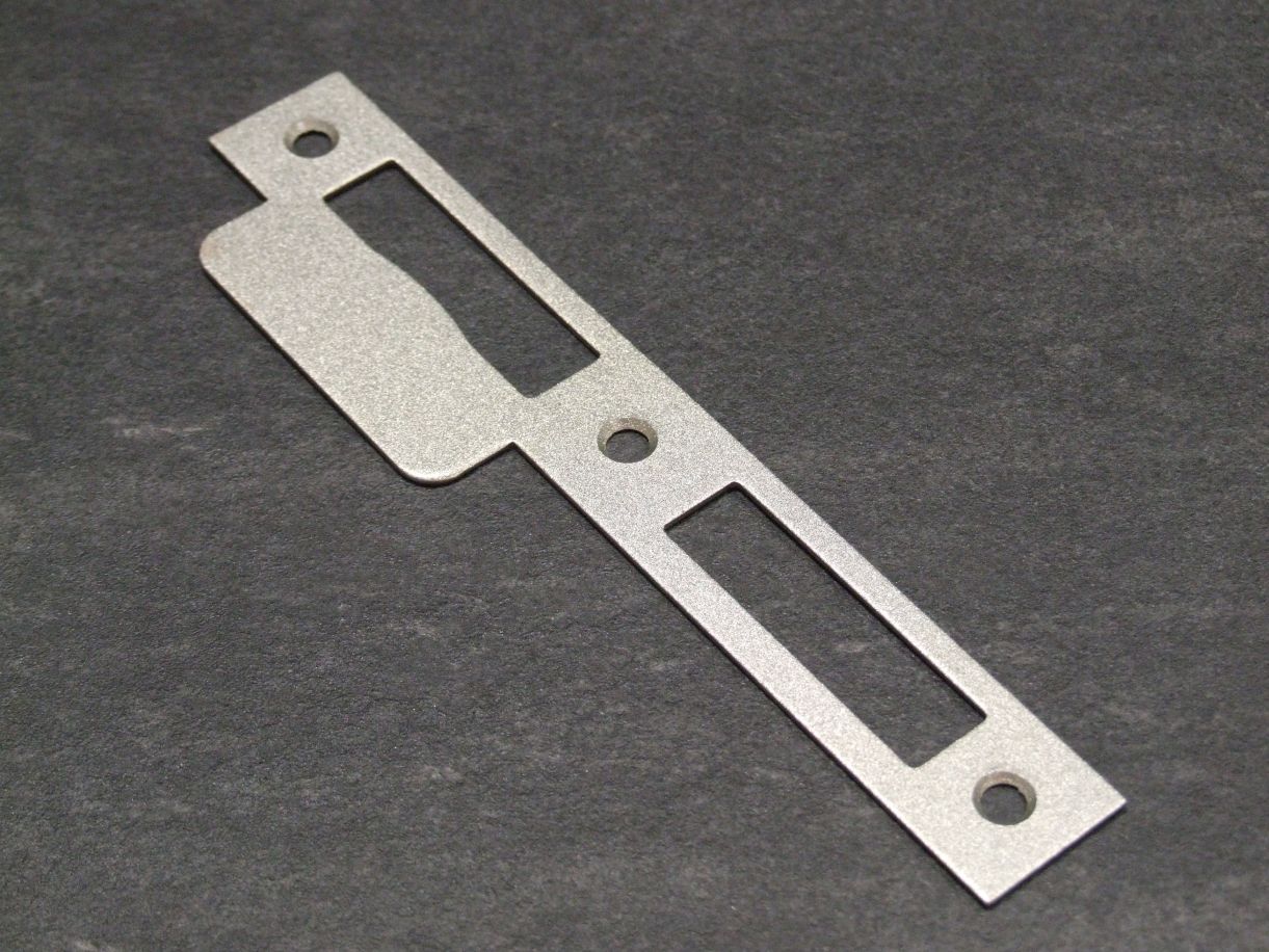 Lappenschließblech Nr. 5 N

170x24/39 mm, für 72 mm,

Stulp käntig silber, rechts

