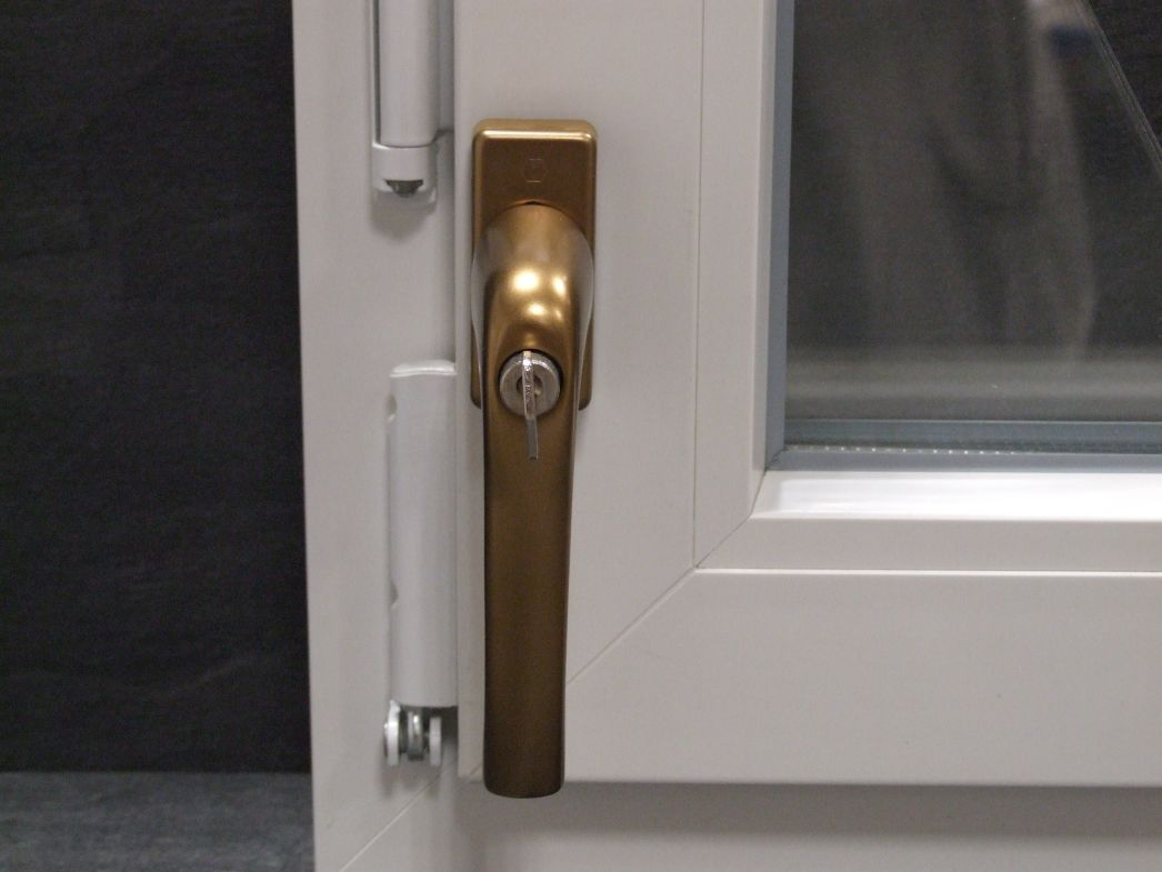 Fenstergriff "Palermo" 055SE/U34K, 

Aluminium F4, abschließbar,

Schließung 2W153; 36916632

Abverkauf / Sonderpreis

