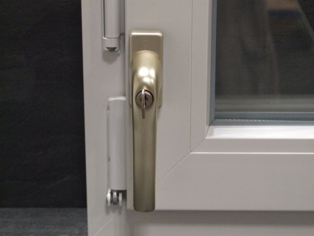 Fenstergriff "Palermo"  055SE/U34K, 

Aluminium F2 , abschließbar, 

Schließung 2W153; 36916616

Abverkauf / Sonderpreis

