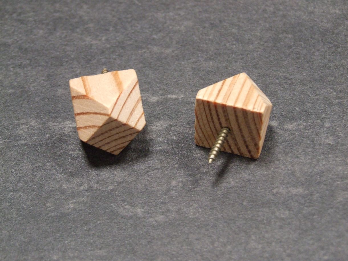 Ziernagel Typ 3, 23x23 mm, gesägt

mit Schraube, Kiefer, 641204E

