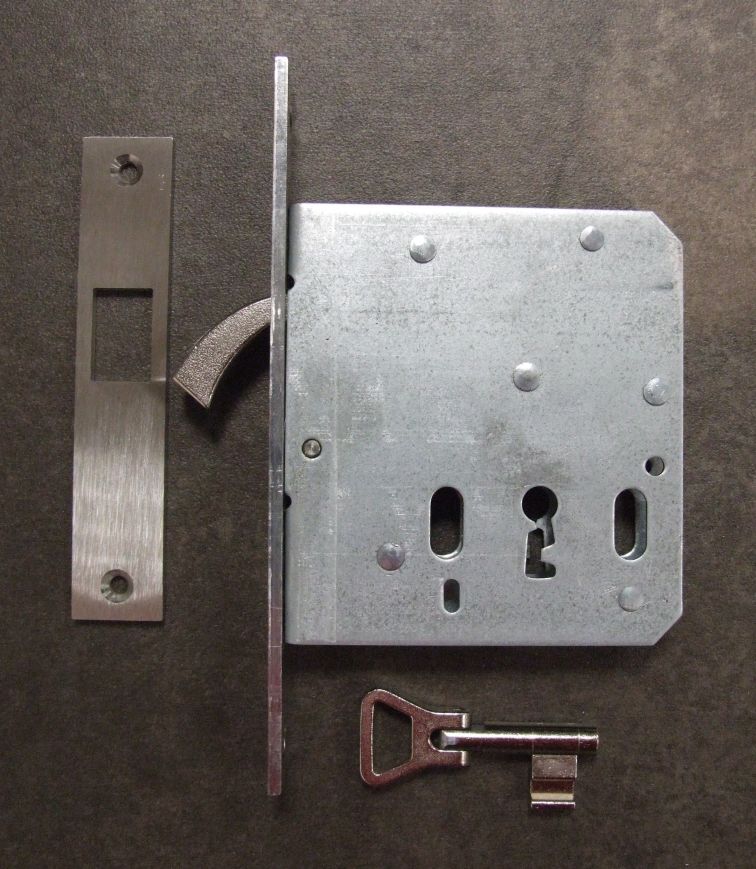 Schiebetürschloß Nr. 71 mit Zirkelriegel 

Dorn 55 mm, Stulp 20x150 mm käntig, 

BB-gelocht, Edelstahl, 71021

