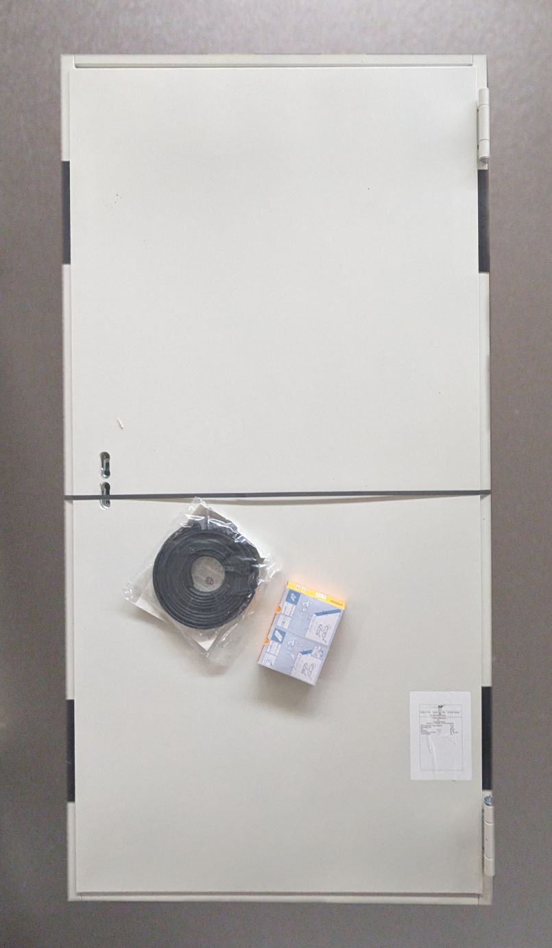Stahltürelement T30 mit Eckzarge

L/R verwendbar H8, Pulver grundiert

Dichtung und Drücker lose beigelegt

BxH 875 x 2000 mm

