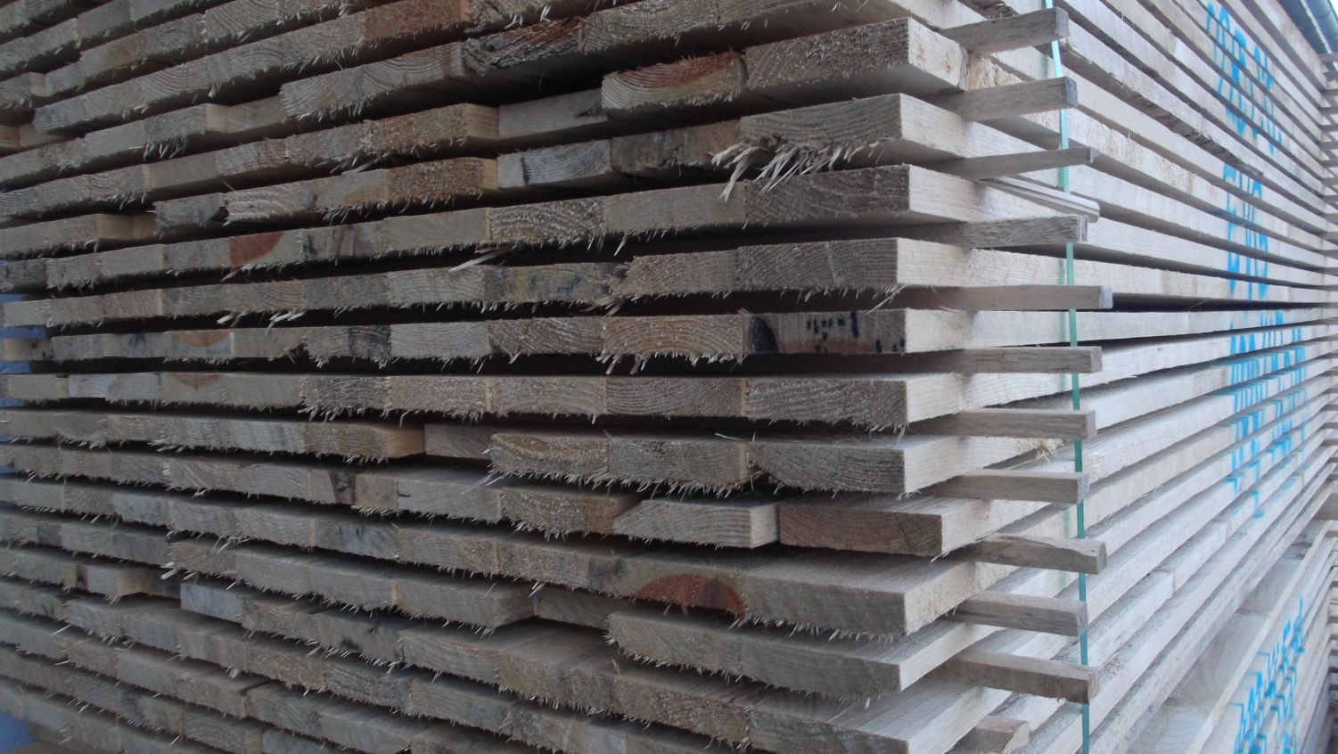 Bretter bes. 24x100 mm, Länge: 4,50m

sägefrisch, sägerau, roh, Holzfeuchte > 30%  ! 

Die jahreszeitlich bedingte Bläue des Schnittholzes ist 

zu akzeptieren und stellt keinen Reklamationsgrund dar.


