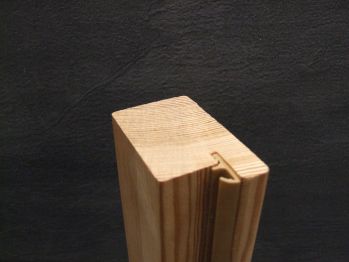 Blendrahmen

Oberfläche: 	Kiefer roh

Querschnitt:	70 x 45 mm

Band:		2xV3400, Klemmblock

Schließblech:	nisi

Gehrung:	stumpf mit Quergewindebolzen

Maß (TB):	610 x 1985 mm  L

