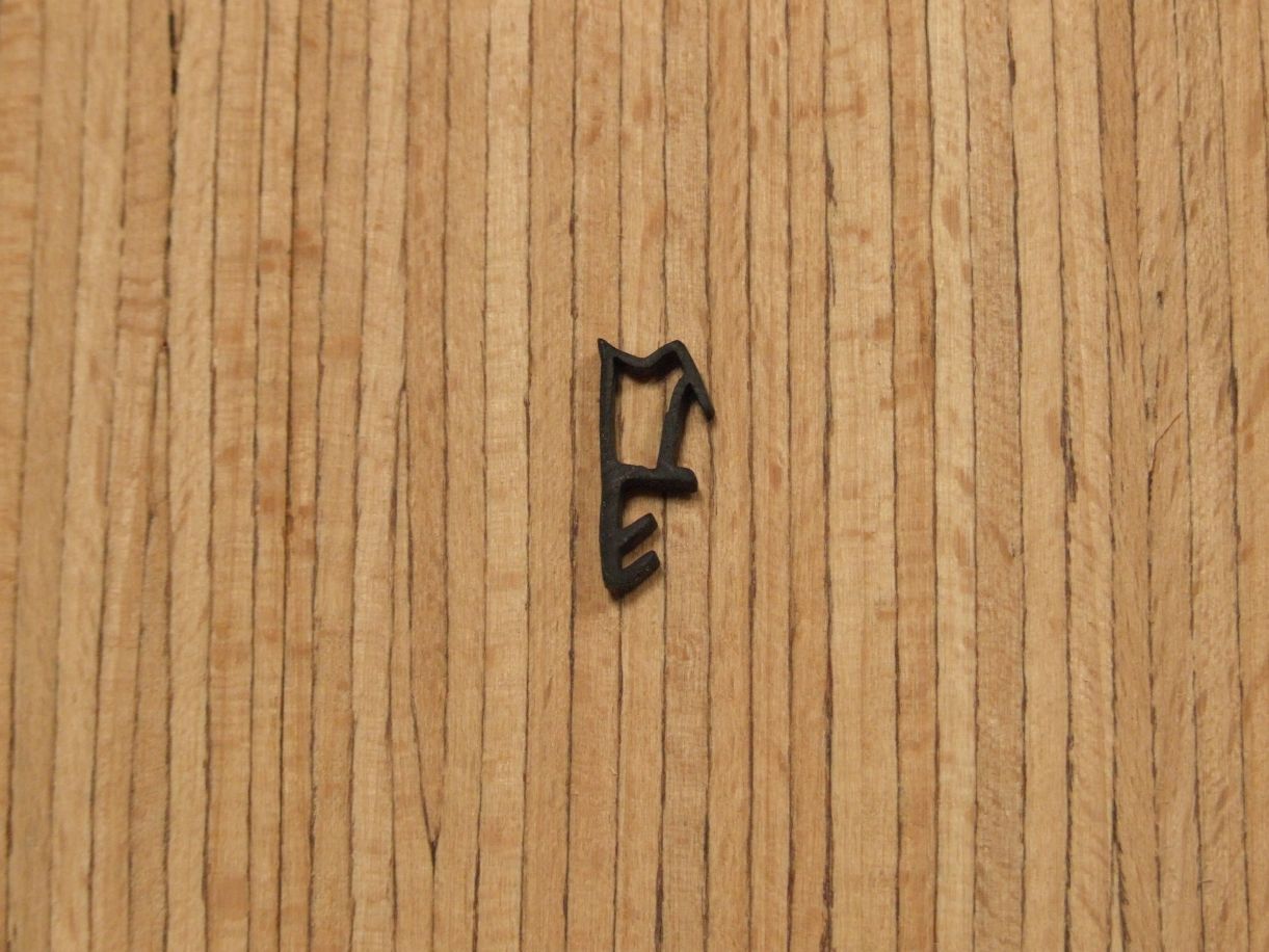 Dichtungsprofil RF 21 schwarz,

Falz 10 mm, Nut 4 mm (18 m-Bund)


