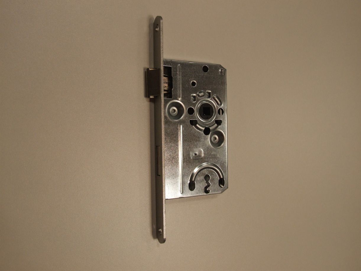 Einsteckschloß A2203, Kl. 2; 72 mm, 

Dorn 55 mm, Stulp 18 mm rund silberfarbig,

BB-gelocht,links, 2255131

