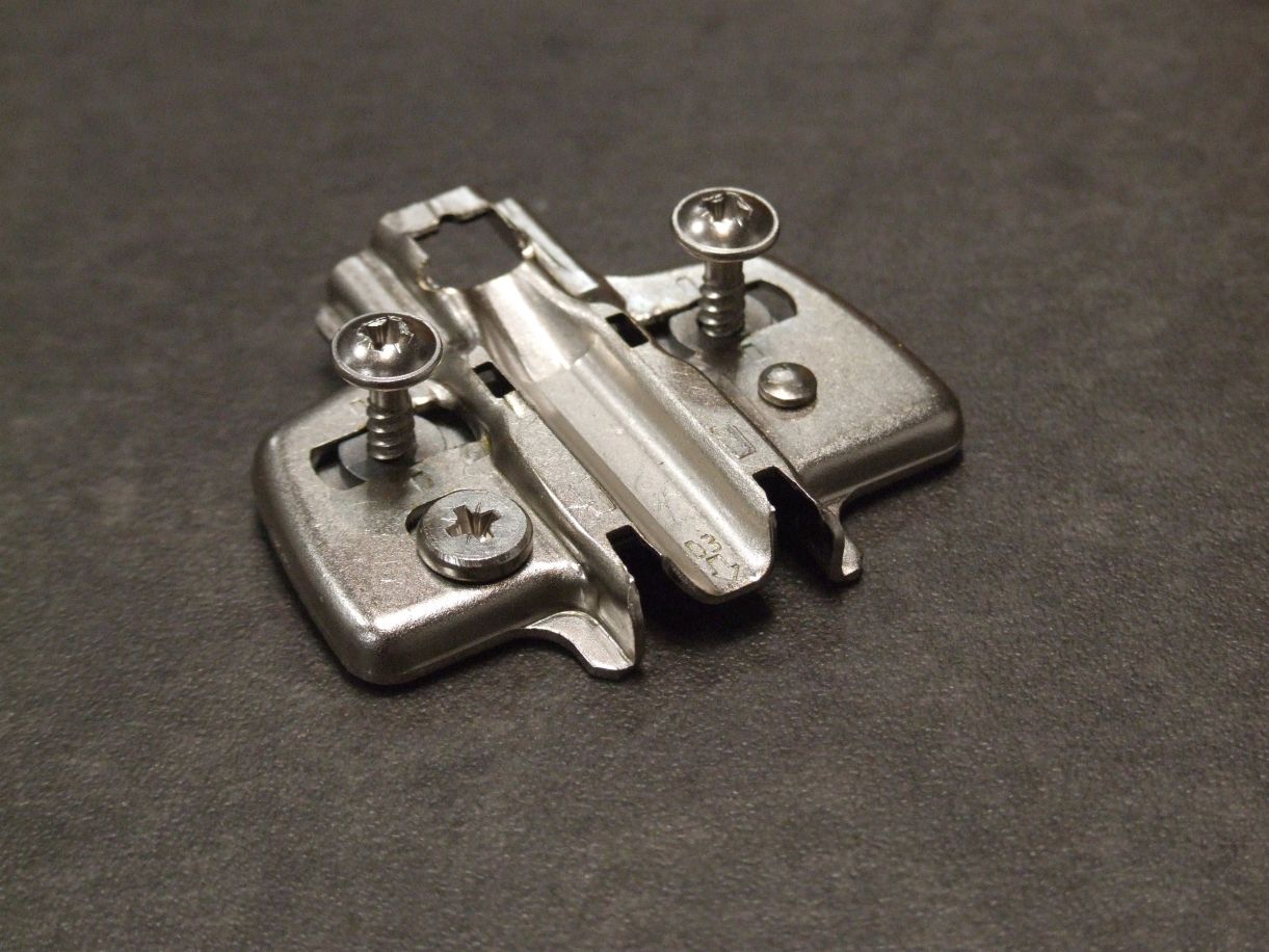 Bodenplatte für sensys 8099, D= 3,0 mm, 

mit Spanplattenschrauben, 9075087

