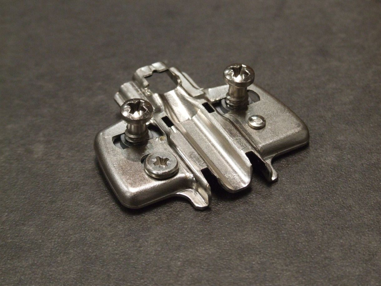 Bodenplatte für sensys 8099, D= 1,5 mm; 

mit vormontierten Euroschrauben, 9075081

