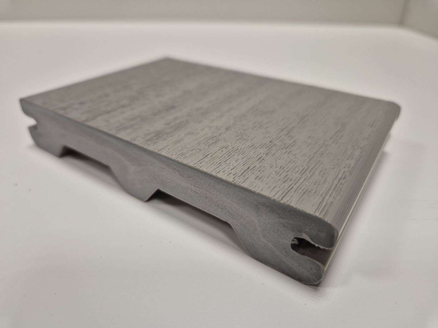 Terrassendiele Kunststoff 

KERAMA Solera , M-Profil 

23x133mm, Seacliff 

Länge: 3,60m


