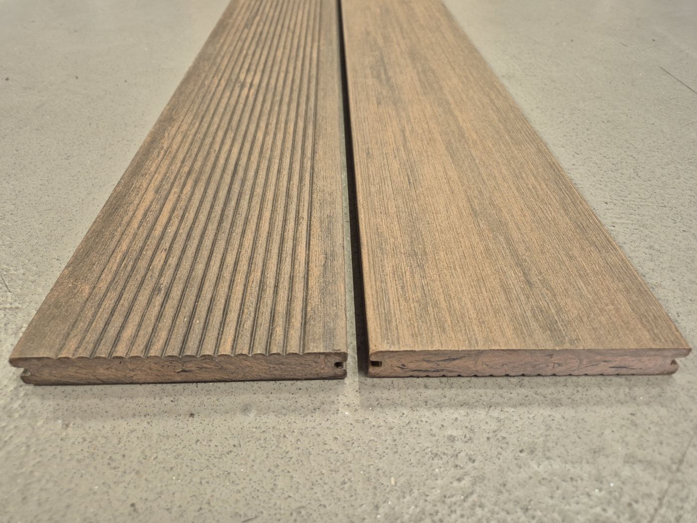 WPC VIVADECK Terrassendiele 

20x146mm, Massivprofil, Vintage Mittelbraun

Art. VDV04, Länge: 3,95m

-Verlegeanleitung beachten-

