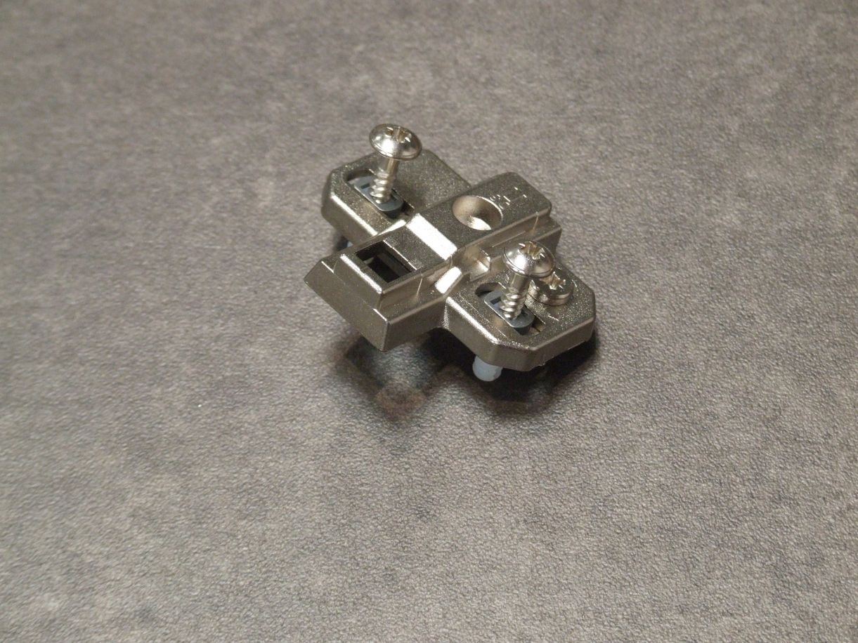 Bodenplatte System 9000, LR 37 mm, 

D= 3 mm, mit Spezialschrauben /Muffen,

0060002        Abverkauf / Sonderpreis

