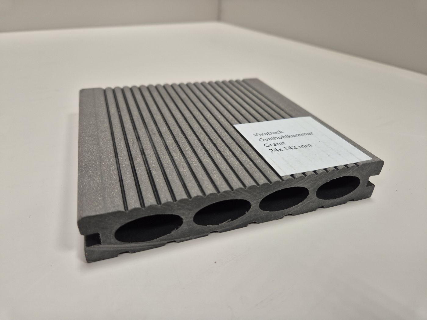 WPC VIVADECK Terrassendiele 

Ovalhohlkammer 24x142mm, Kombiprofil

Farbton: Granit (VD002)

