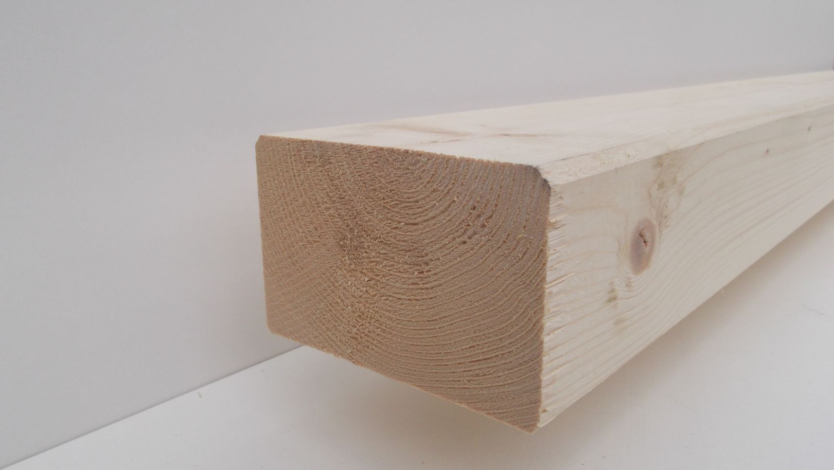 Konstruktionsvollholz® Fichte NSi, S10/C24 

100x160mm, gehobelt, gefast, für den

nichtsichtbaren Bereich, (nach CE EN 15497:2014)  


