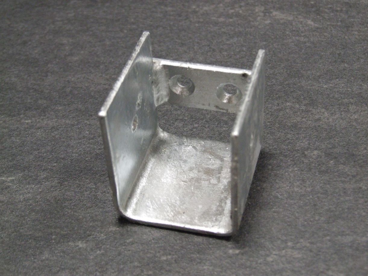 Zaunriegelhalter zum Anschrauben 

Gabelweite 40 mm fvz. Nr. 1071

