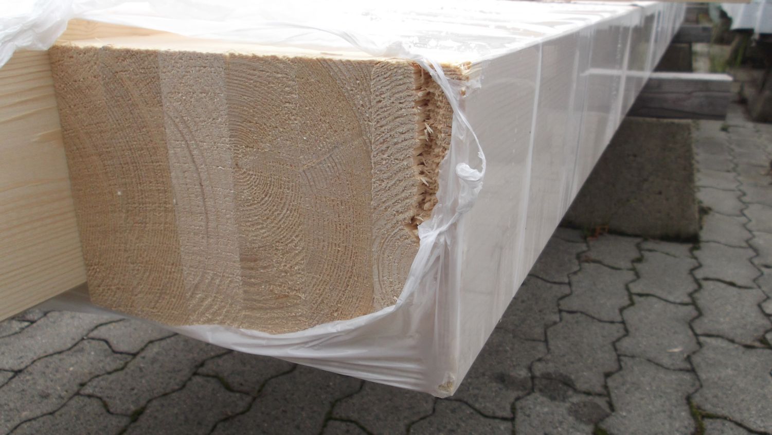 Brettschichtholz Fichte, 160x240mm GL 24h,

NSI Industriequalität, nach DIN EN 14080; 2013, 

40mm Lamelle, Melaminharzverl.,4-seitig gehobelt,

Kanten gefast 

Für die Nutzungsklassen 1 und 2 geeignet 

4,00m x 1 stk.

