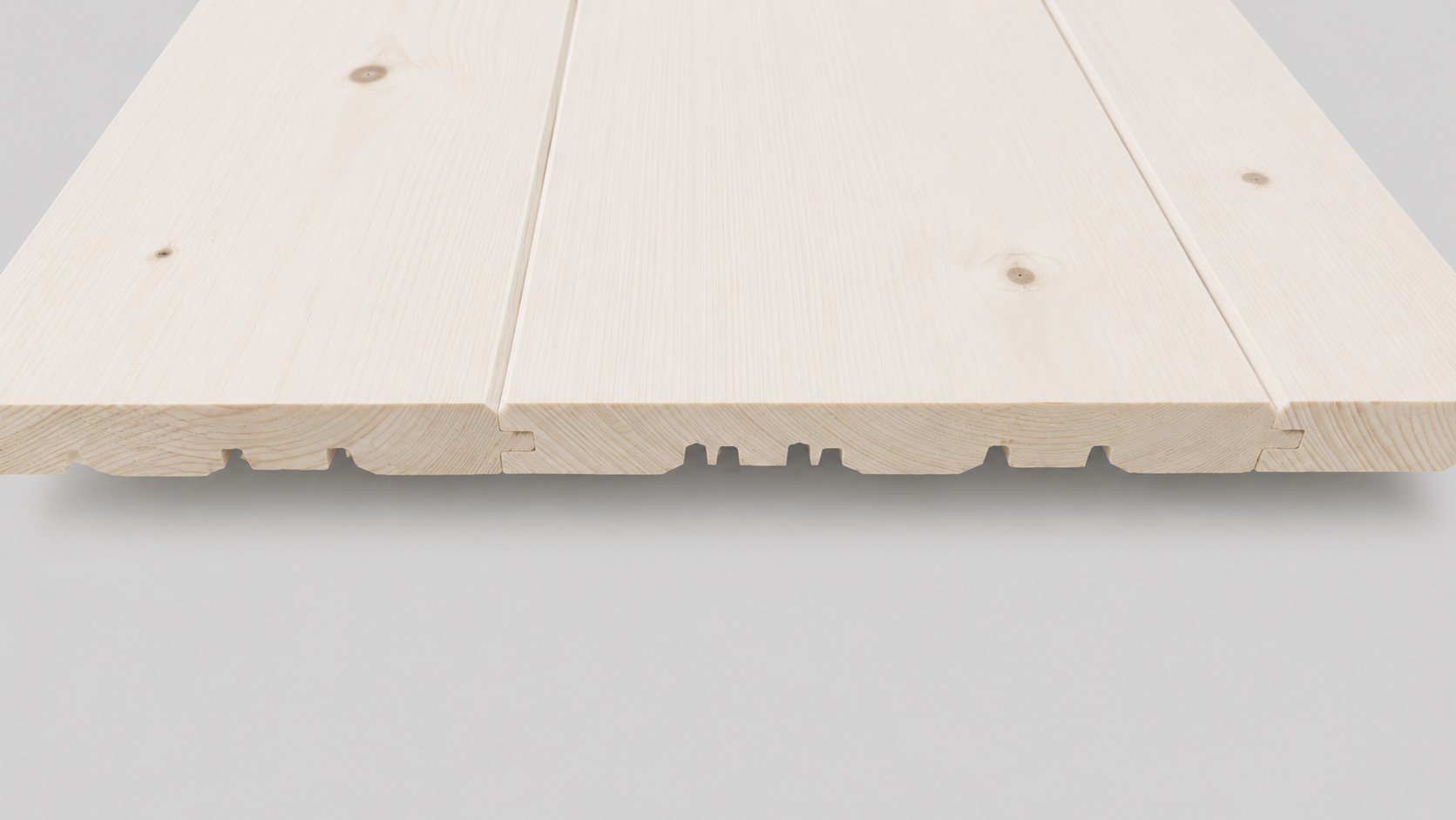 Fasebrett Fichte roh 27x245mm

hobelfallend, Nut/Feder

Entspannungsnuten rückseitig 

Länge 5,10m

