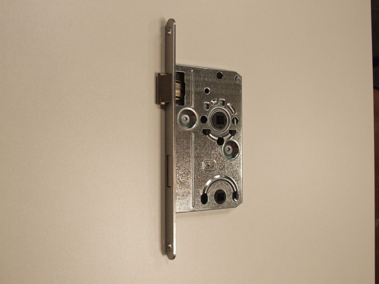 Einsteckschloß A2203, Kl. 2,  78 mm, 

Dorn 55 mm, Stulp 18 mm rund silberfarbig,

WC-gelocht, links, 2255731


