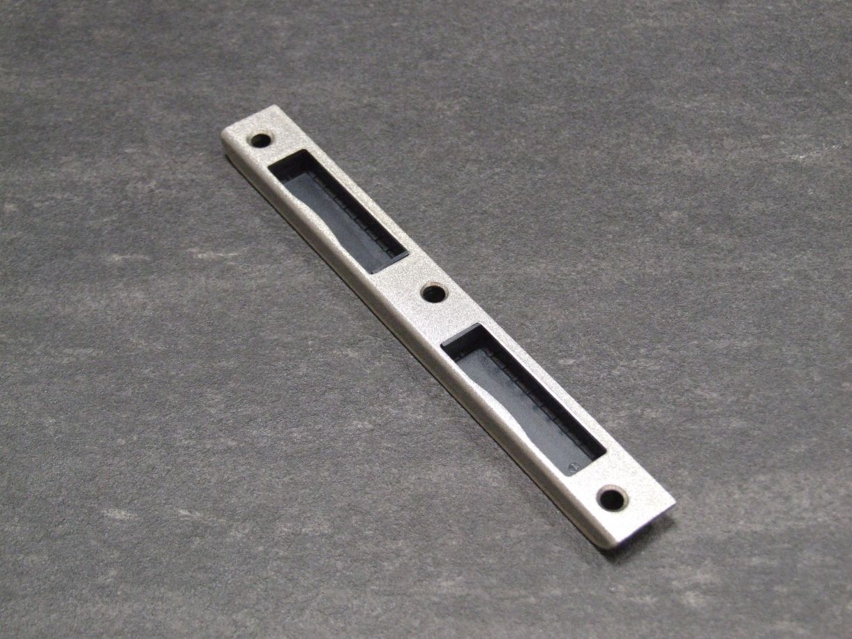 Schließblech 4-FN; 8x20x170 mm, 72 mm, 

altsilber lackiert; mit Kunststoffeinlage, 3295764

