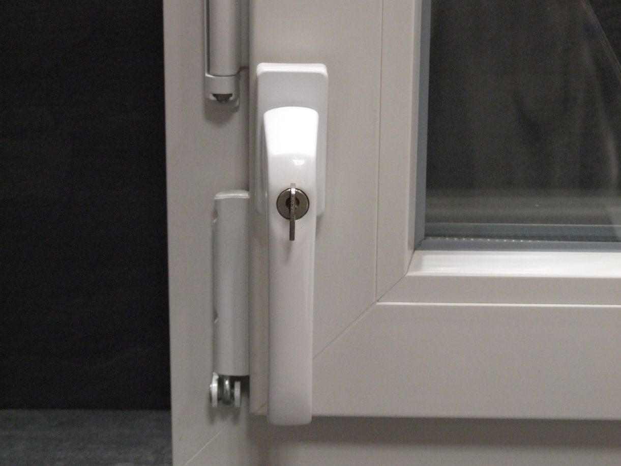 Fenstergriff Gabi, abschließbar, Aluminium weiß,

45° Rasterung, Stiftlänge 35 mm

