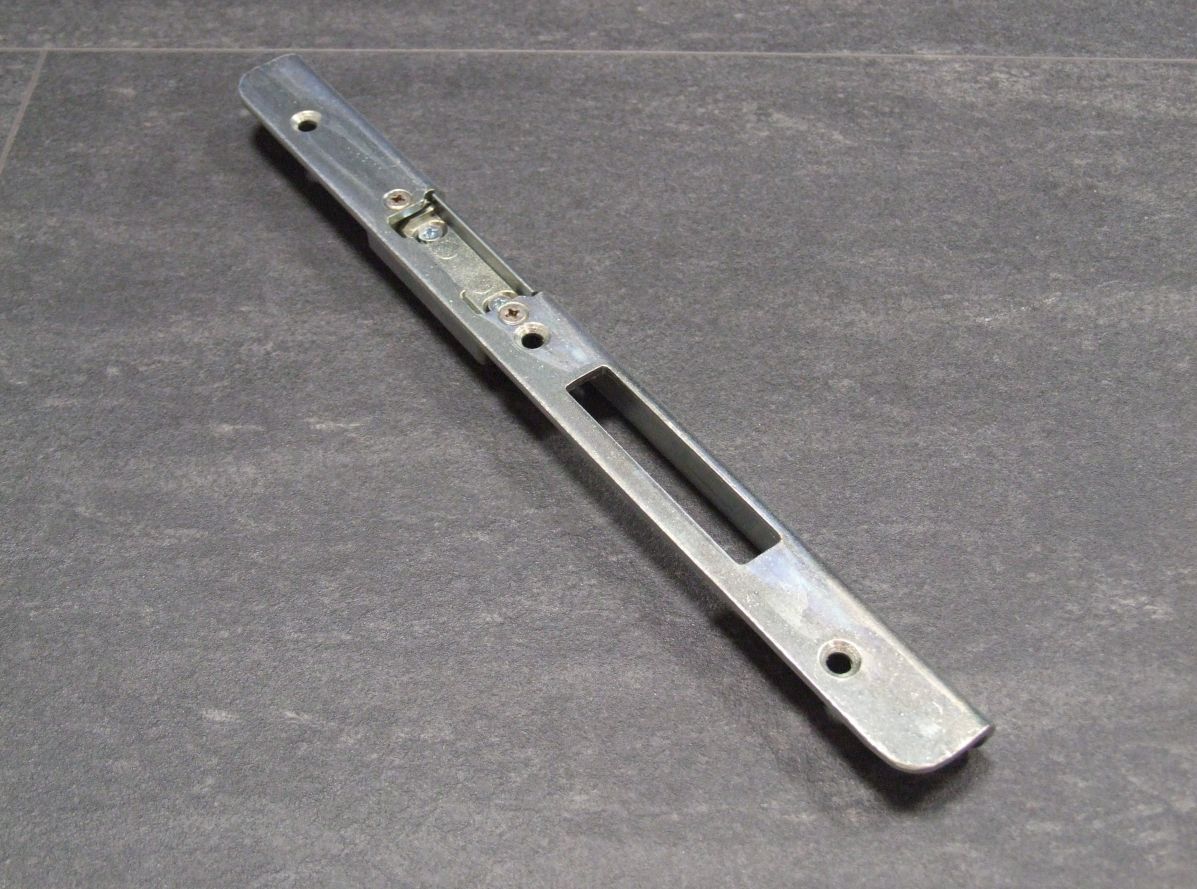 Winkelschließblech für Mehrfachverriegelungen

3x16x25x280 mm, links, mit verstellbarem 

Fallenanschlag, 11-80013-0198/11-80013-0009

