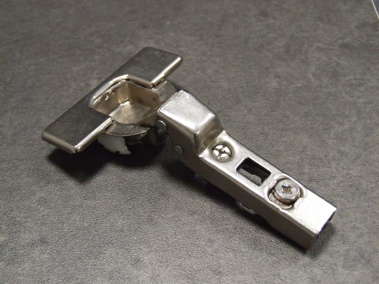 Gelenkband Intermat, Topf Blum, 

ohne Dämpfung, Schließautomatik, 

Kr. 9,5, halb vorliegend, Schnellmontage 

Fix, 48072      Abverkauf / Sonderpreis

