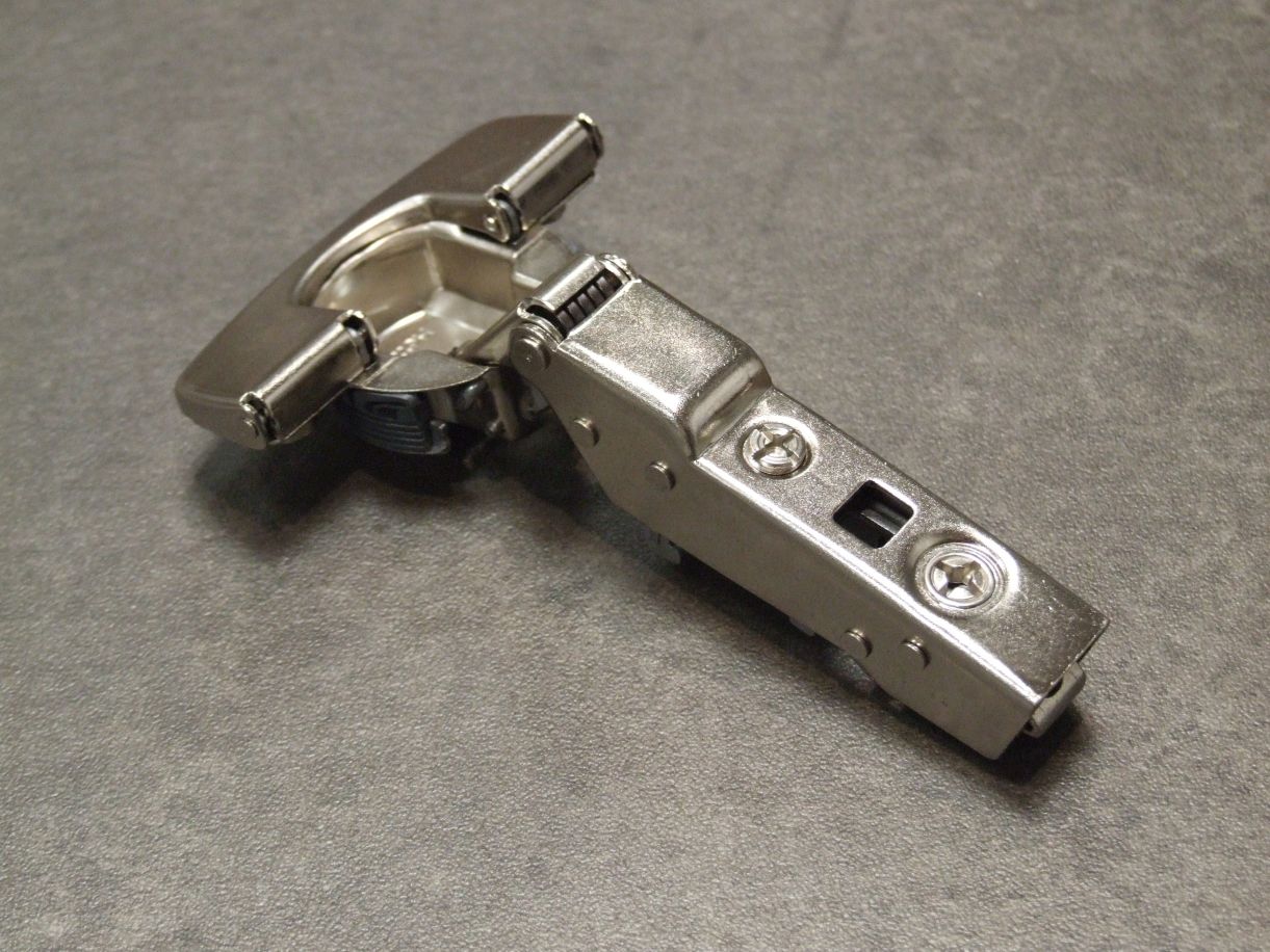 Gelenkband Sensys 8645, 110°, 

ohne Dämpfung,halbvorliegend, 

Schnellmontage FIX, Topf THS55; 9073645

Abverkauf / Sonderpreis

