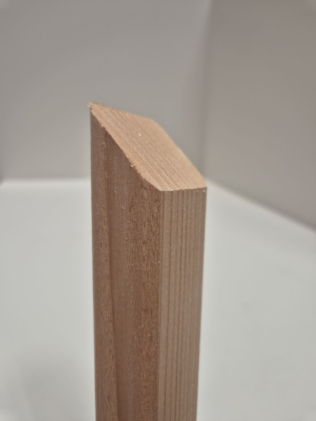 Schrägkopflatte Lärche/Douglasie roh 

1000x45x27 mm 

Art. 518307

