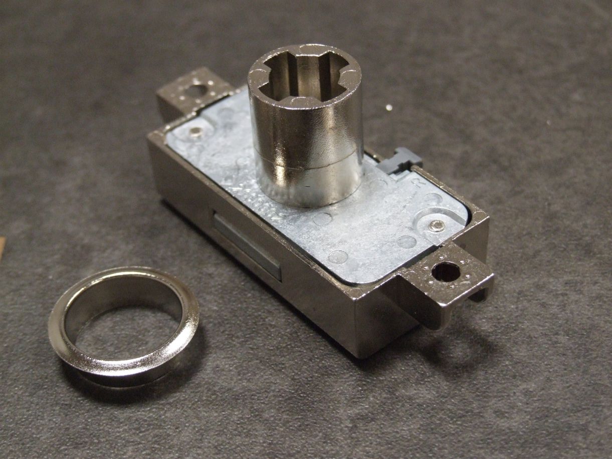 Zylinderdrehstangenschloss Prestige 2000, 

Dorn 15mm, zum Anschrauben, Ø 18 mm, 

ohne Innenzylinder, 9133906

