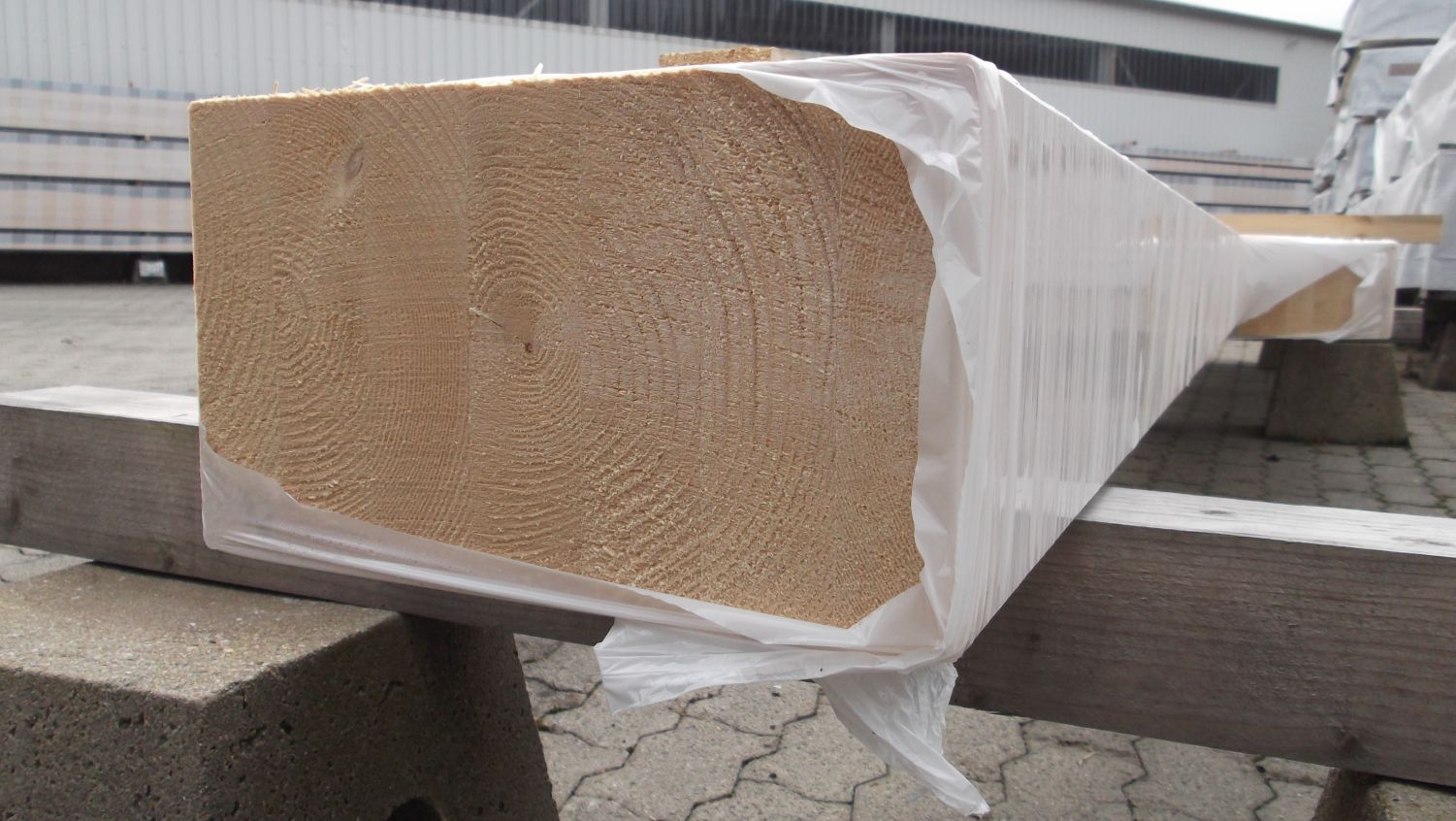 Brettschichtholz 160x280mm Fichte, GL 24h, 

NSI Industriequalität, nach DIN EN 14080; 2013, 

40mm Lamelle, Melaminharzverl.,4-seitig gehobelt,

Kanten gefast 

Für die Nutzungsklassen 1 und 2 geeignet 

4,00m x 1 stk.

