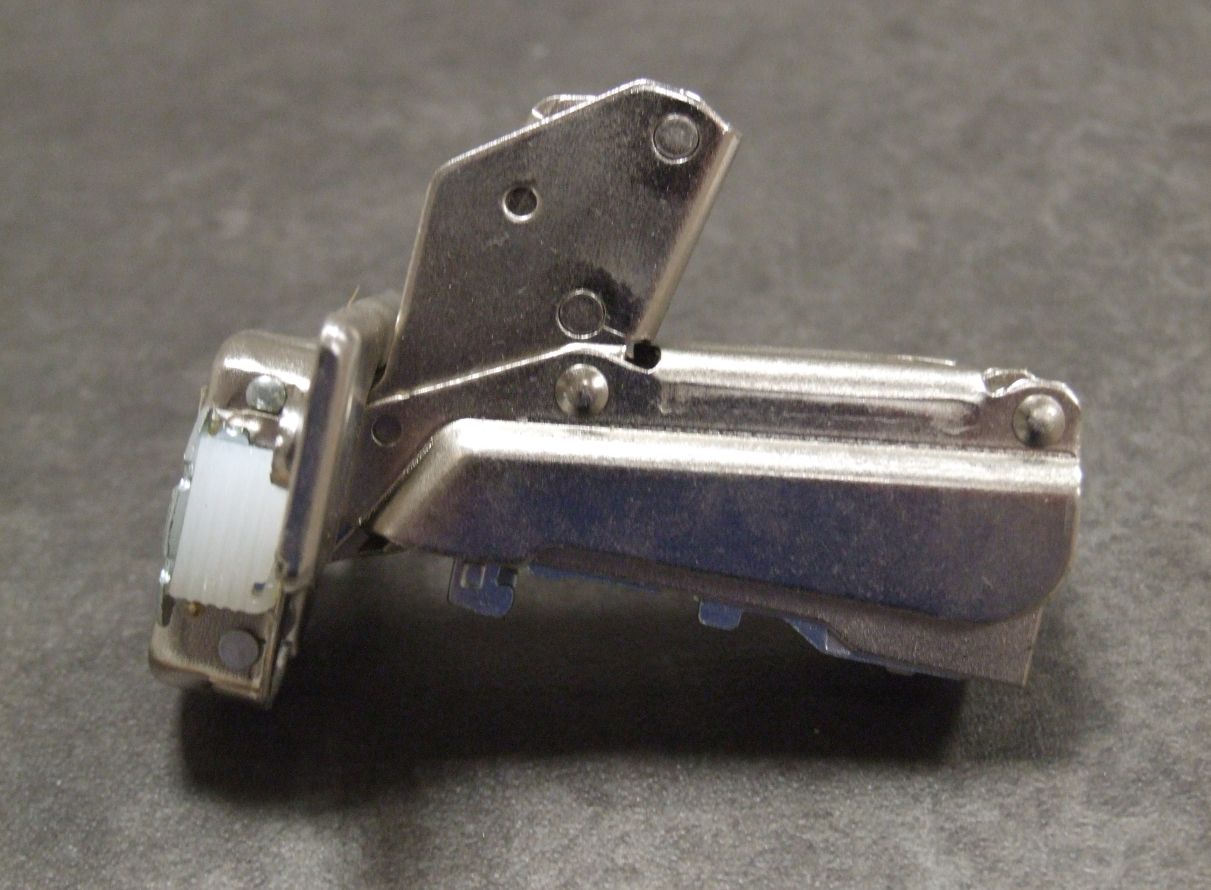 Gelenkband Intermat Topf BLUM Fix, 165°,

werkzeuglos, mit Düsen, aufliegend, 

Kr. 0 mm, 0077661     

Abverkauf / Sonderpreis

