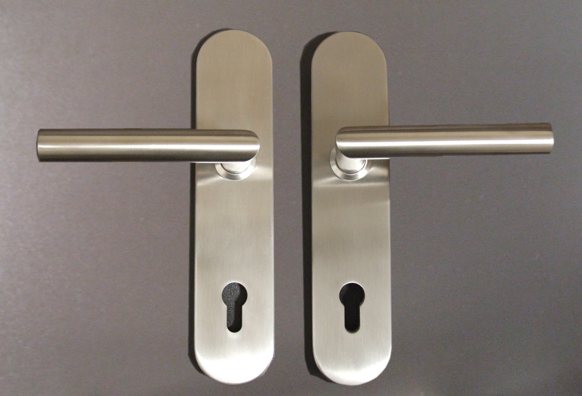Hermat Schutzbeschlag 1802/2091.S, ES1

G-Form, 92/12 mm, PZ, Dr./Dr. 

Edelstahl matt, 32283

