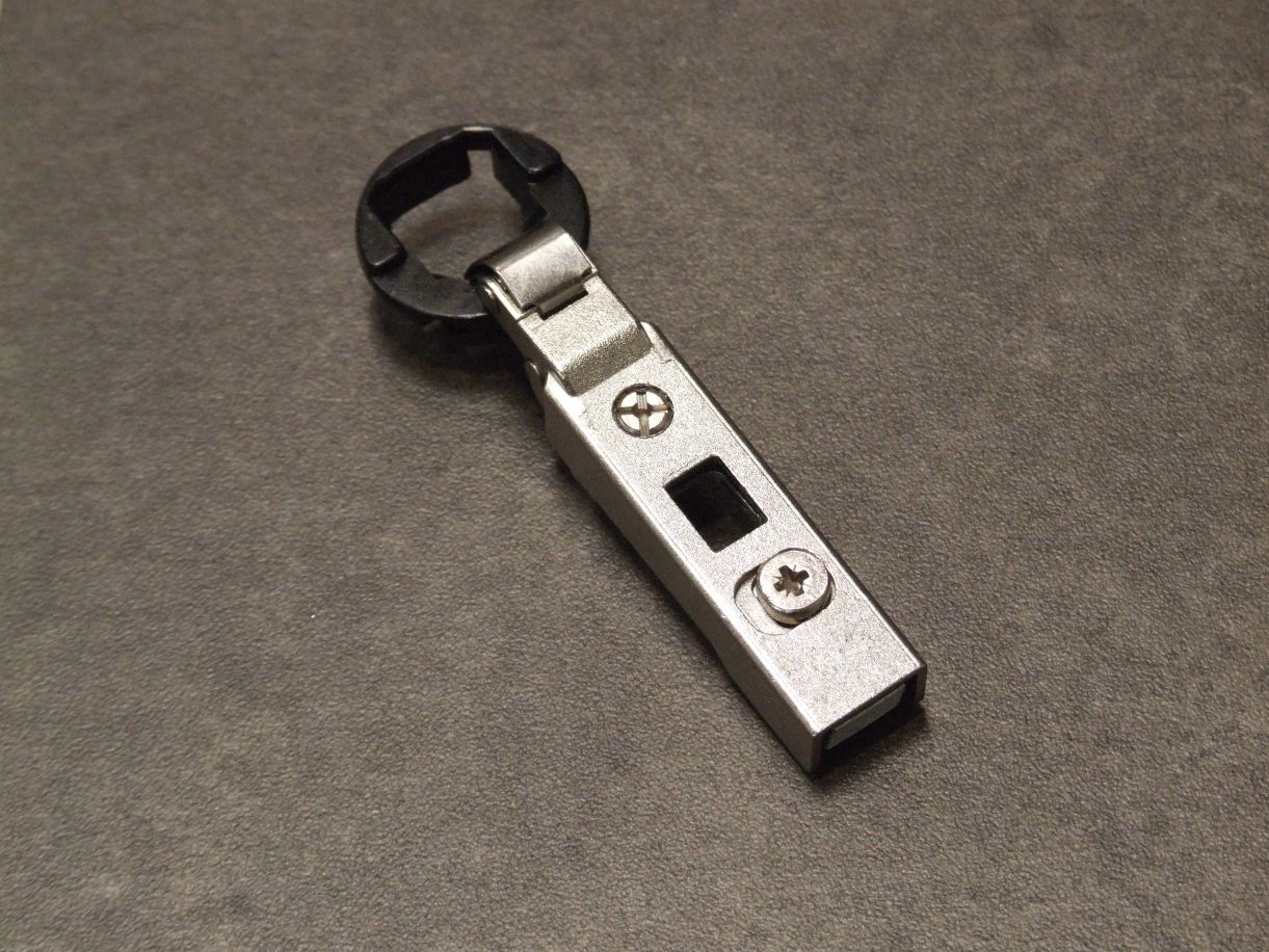 Gelenkband Intermat 9904, für Glastür, Topf 26, 

halb vorliegend, Öffungswinkel 95°, Kr. 9,5, 72967

Abverkauf / Sonderpreis


