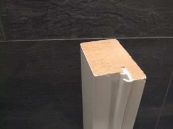 Blendrahmen

Oberfläche: 	Kiefer, weiß lackiert

Querschnitt:	70 x 45 mm

Band:		2xV3400, Klemmblock

Schließblech:	nisi

Gehrung:	stumpf mit Quergewindebolzen

Maß (TB):	735 x 1985 mm  L

