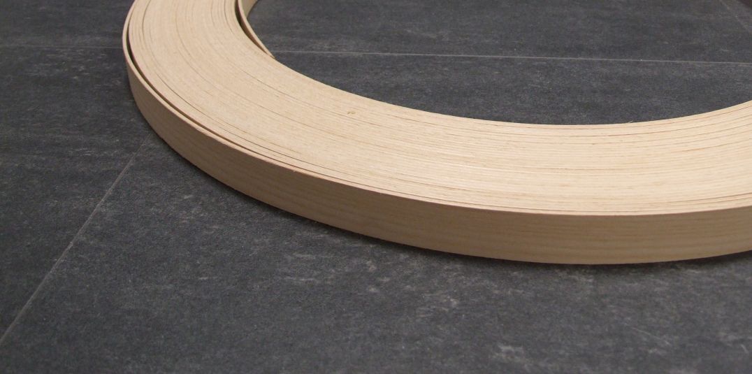 Starkfurnierkante Esche

2x24 mm, 070.4600.02420

