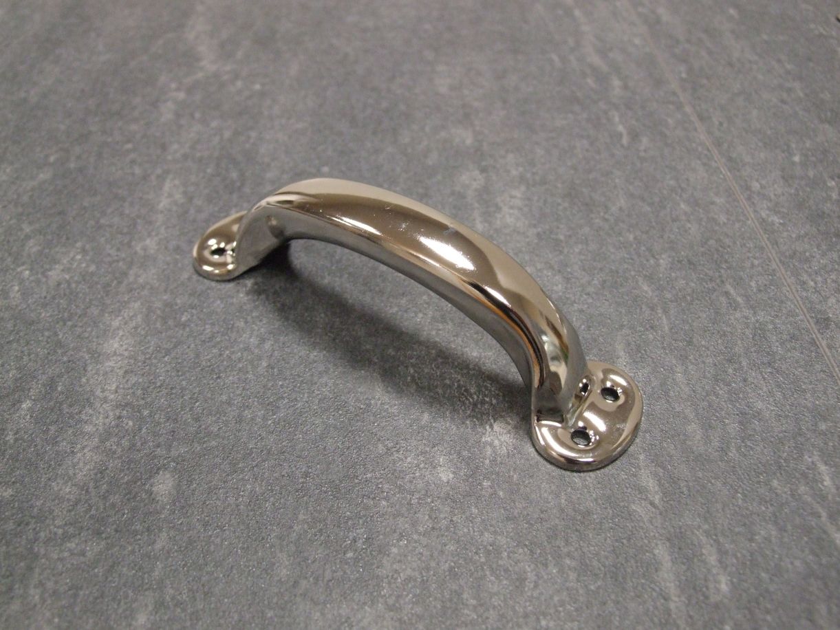Möbelgriff 1140-116 ZN 3 Druckguss Stahl

glänzend Metall Nickel, Lochabstand 99 mm

