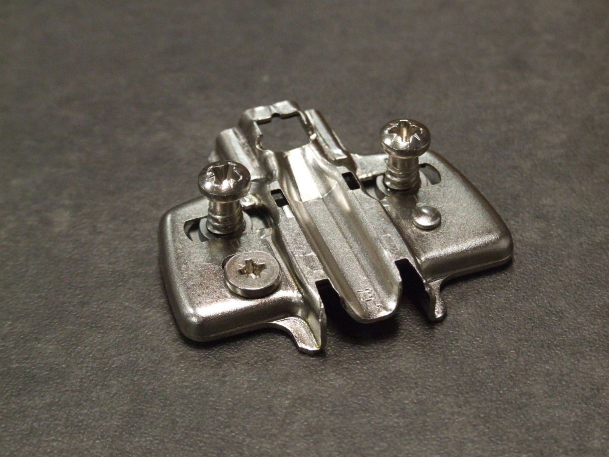 Bodenplatte für sensys 8099, D= 3,0 mm, 

mit vormontierten Euroschrauben, 9075082

