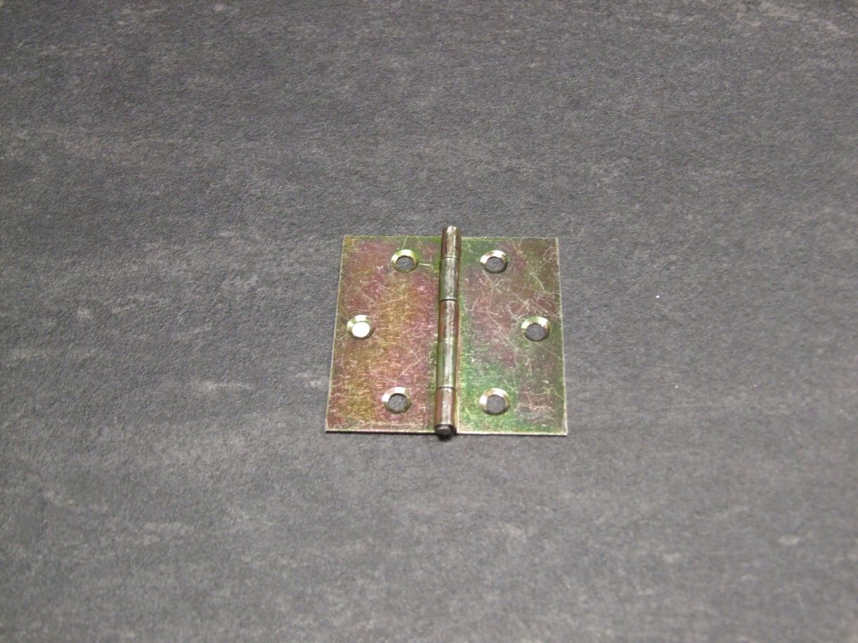 Scharnier 51x51x0,75 mm, quadratisch, 

gerollt, mit vernieteten Edelstahlstift, 

gelb verzinkt, 345983

