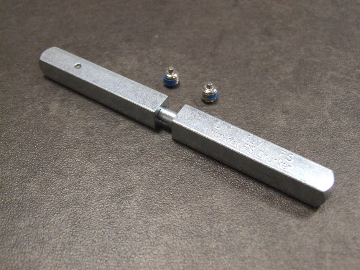 Vierkantstift geteilt für Schlösser mit geteilter Nuß 

Länge 9x106 mm Aufteilung = 52 / 53,5 mm 

Eisen verzinkt; 20518

