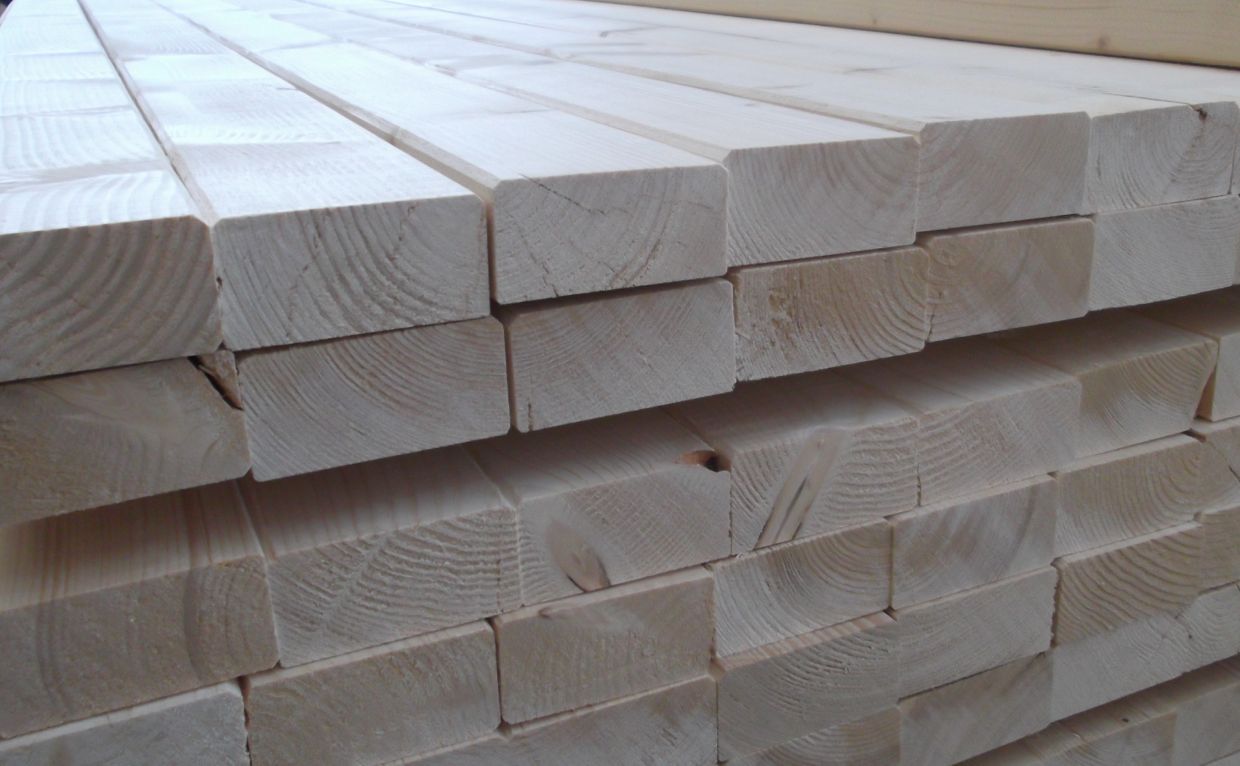Konstruktionsholz Fichte NSi, S10/C24 

40x140mm, gehobelt,gefast, für den 

nichtsichtbaren Bereich, (nach CE EN 15497:2014)  

