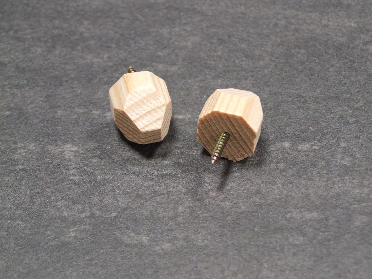 Ziernagel Typ 2 gesägt, mit Schraube,

20x20 mm, Fichte, 630203


