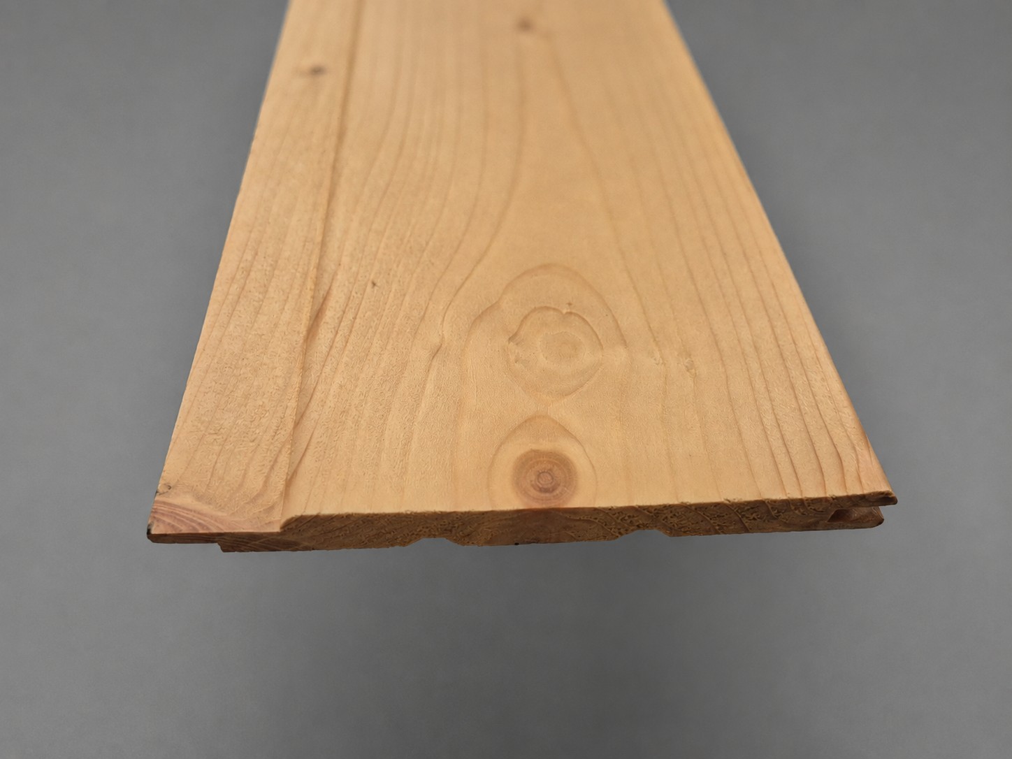 Rundprofil nord. Fichte endbehandelt Uviwax 

14x121 mm S.A, Länge: 3,00 m

