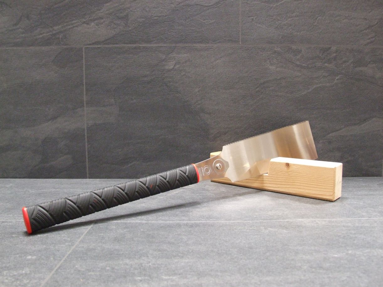 Handsäge Ryoba Komane 240, PowerGrip, 

rattanumwickelter Holzgriff, 712379

Quer- und Längsschnitte,

Möbelholz und trockenes Holz

