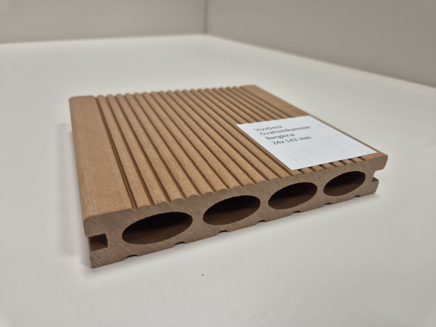 WPC VIVADECK Terrassendiele 

Ovalhohlkammer 24x142mm, Kombiprofil 

Farbton: Bangkirai (VD005)

