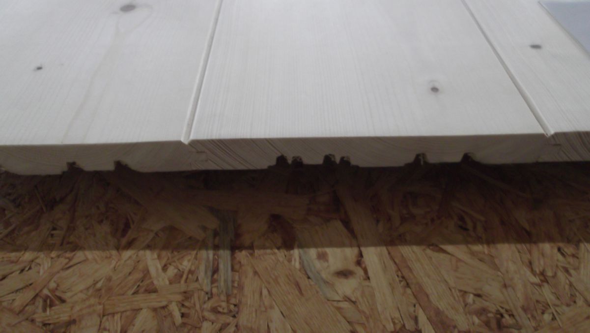 Fasebrett Fichte roh 27x245mm

hobelfallend, Nut/Feder

Entspannungsnuten rückseitig 

Länge 5,10m

