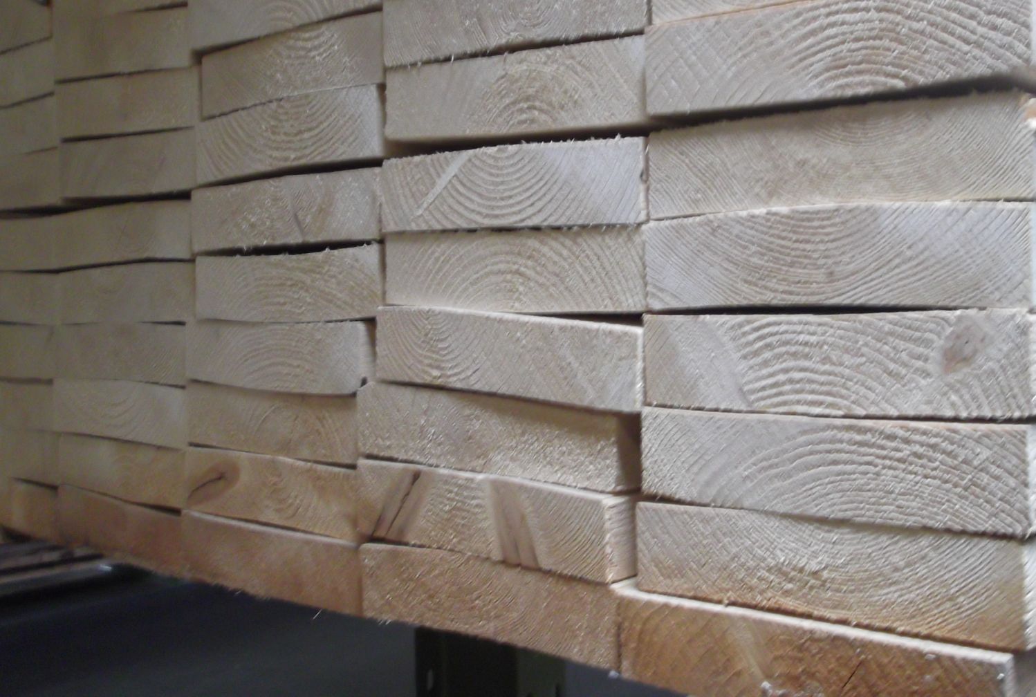 besäumte Bohlen 44x200mm nord. Fichte KD

Holzfeuchte ca. 14% (+/-2%), Länge 4,20m

