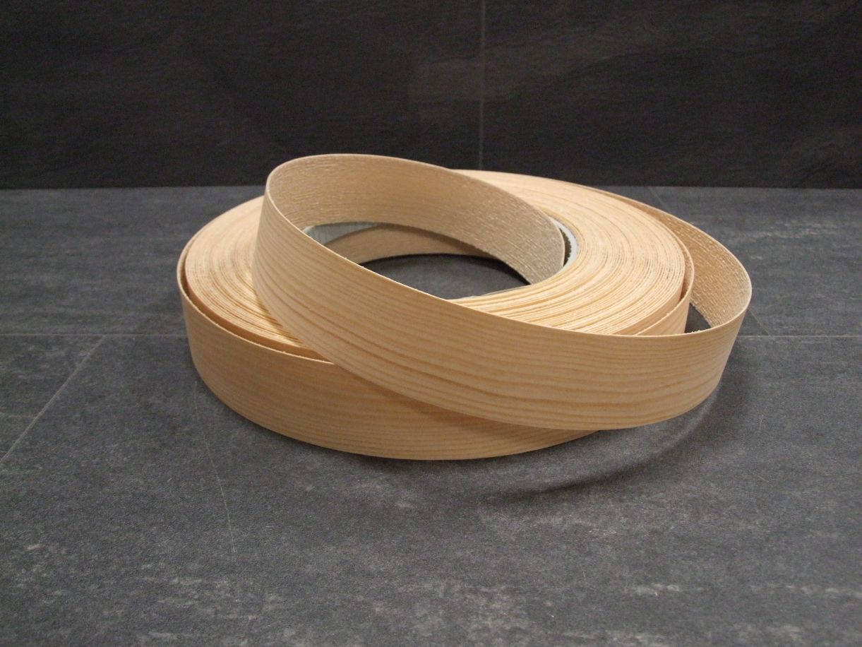 Furnierkante nord. Kiefer 0,5x43 mm, 

mit Schmelzkleber 071.5200.04305

