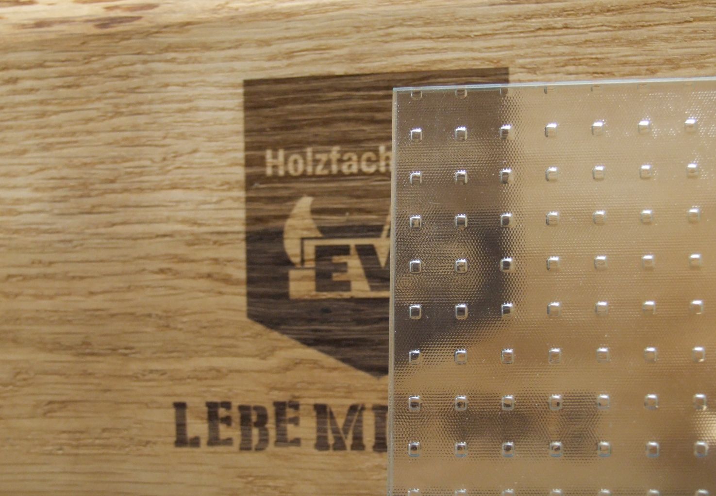 Ornament Verglasung

(Lagerware inkl. E/M Umlage)

Ornament: Mastercarre 4 mm

BxH  535 x 1420 mm

