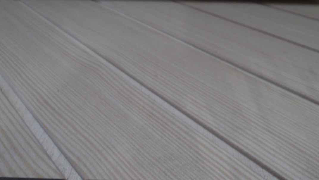 9mm Profilsperrholz Kiefer/Carolina  MF

2500x1700mm, 5fach verl., AW100 nach EN314

diagonal genutet und furniert, Nutboden längslaufend

(Abverkauf) 

