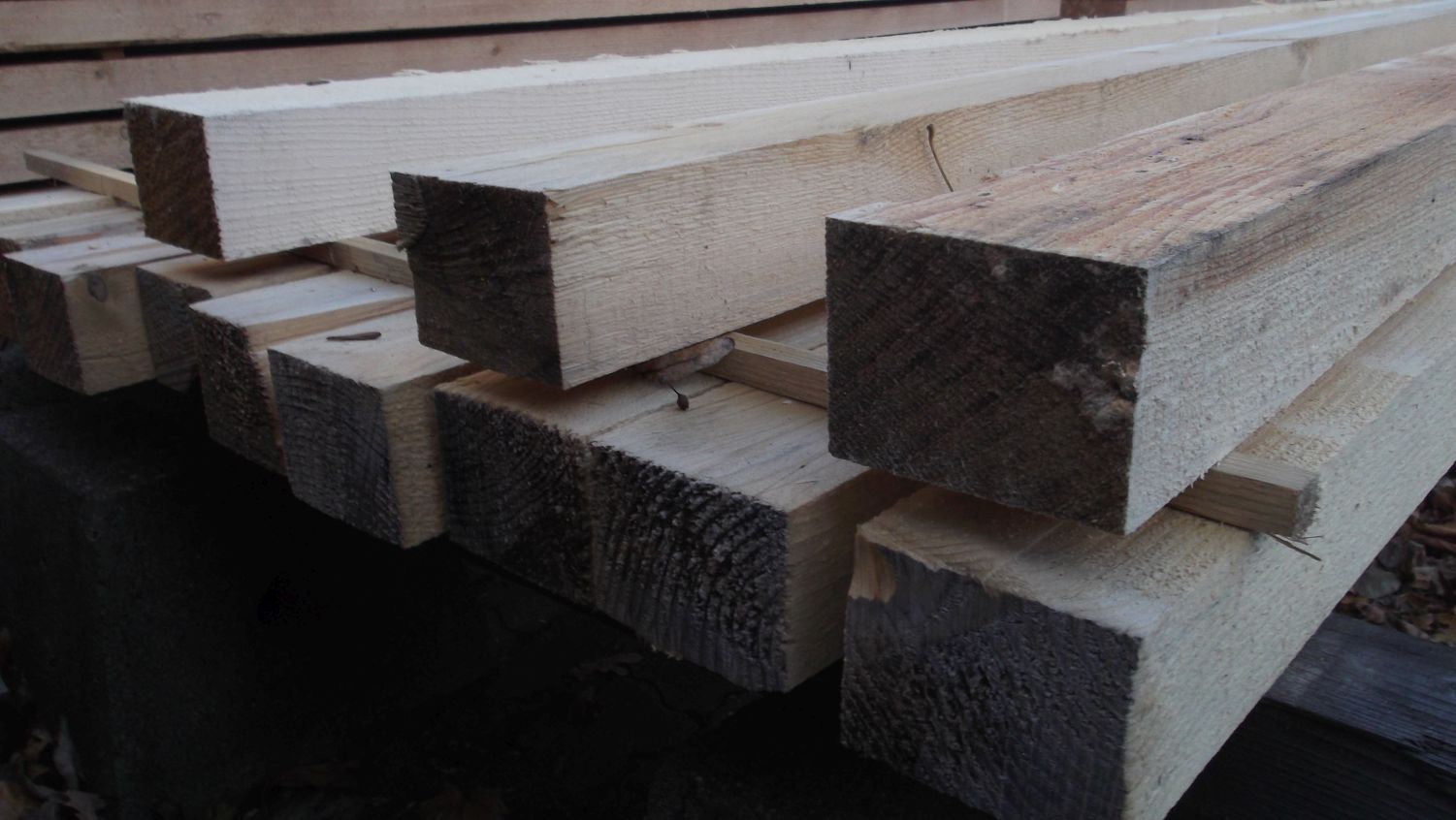 Verpackungskantholz, roh 

80x100mm sägerau, Länge: 1,00m

Nadelholz, sägerau, Holzfeuchte > 30%, 

Die jahreszeitlich bedingte Bläue des Schnittholzes ist 

zu akzeptieren und stellt keinen Reklamationsgrund dar. 

