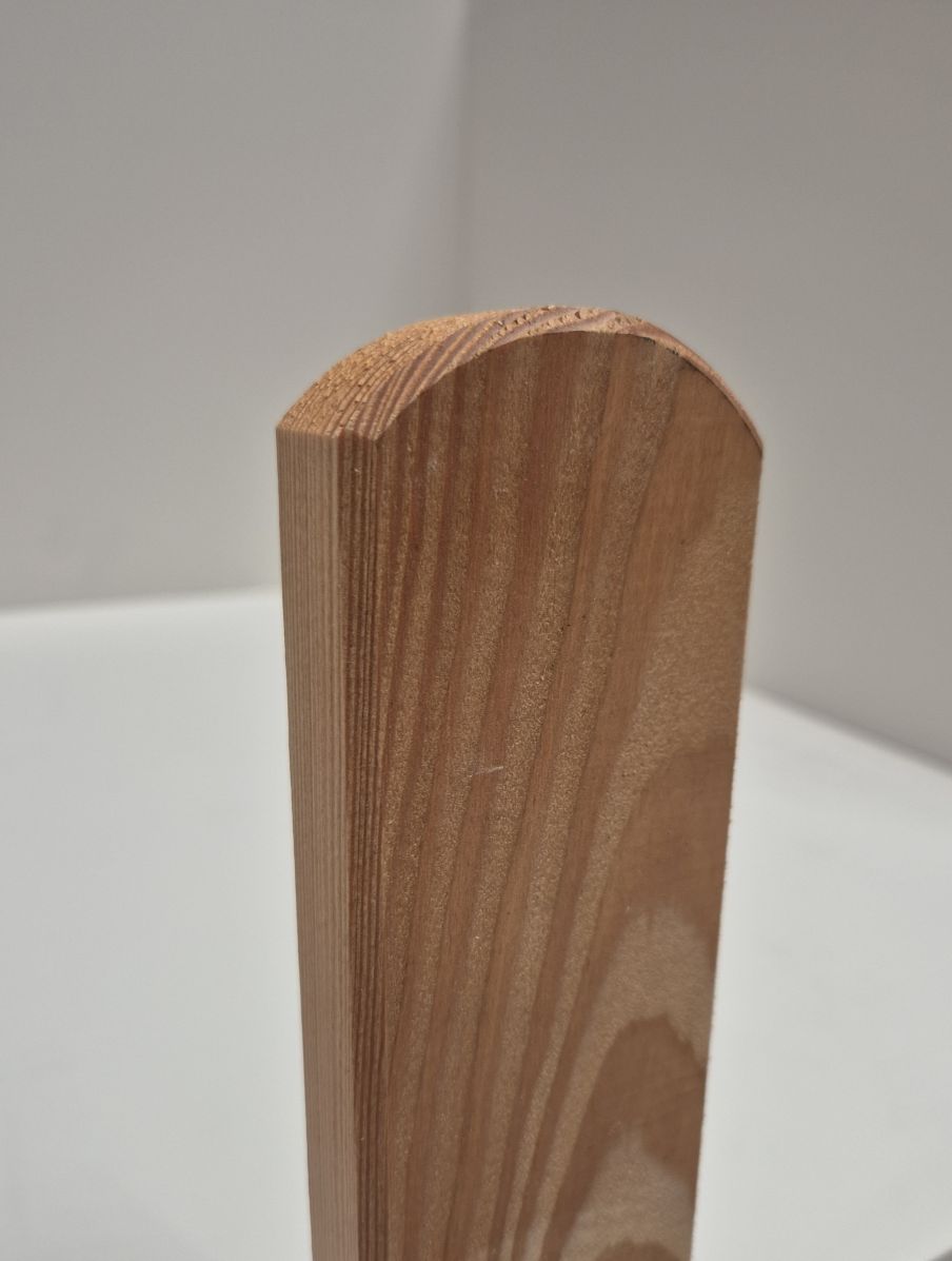 Rundkopflatte Lärche/Douglasie 

gehobelt, roh 28x68x1200 mm 

Art. 518269

